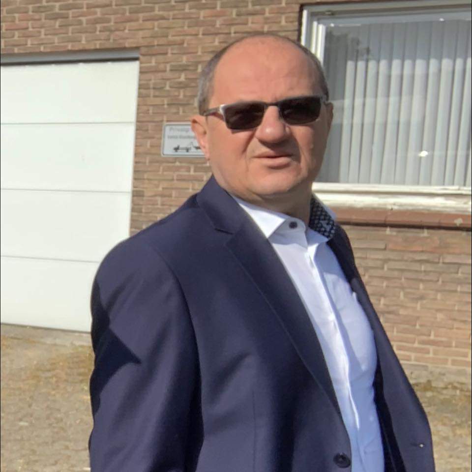 Ky është gangoja Albert Deliaj që kërcënoi gazetaren për të mbrojtur djalin përdhunues, pronar i TV në Vlorë, policia e implikuar