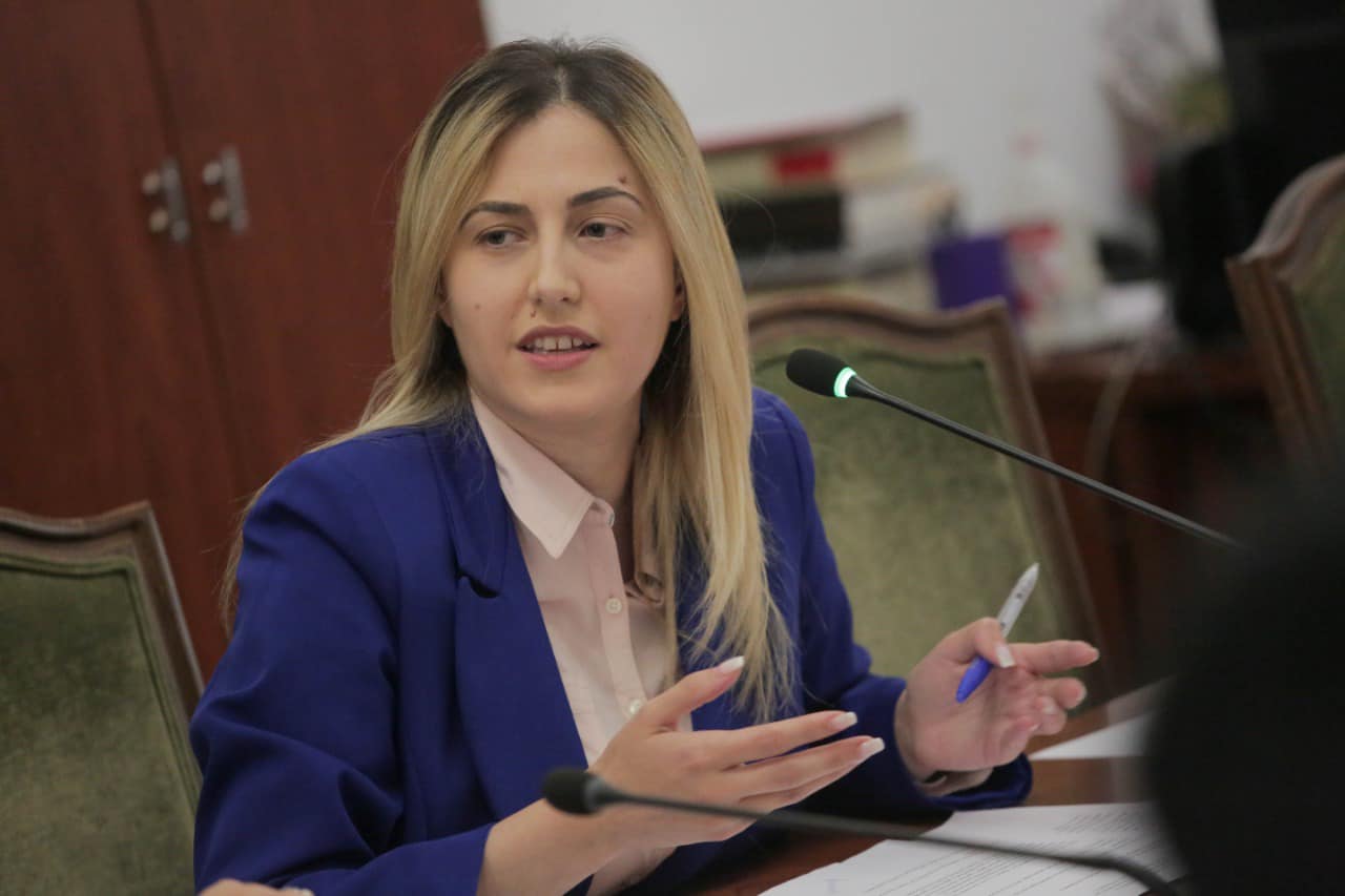 Deputetja Ina Zhupa natën merr tendera përmes burrit, ditën ‘lufton’ korrupsionin me tendera, pse duhet t’i hiqet mandati