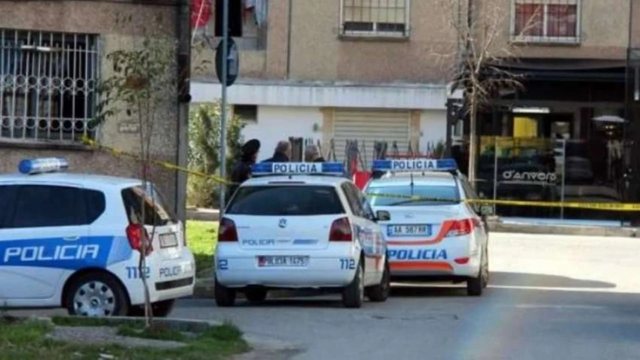 E RËNDË në Kavajë/ 52-vjeçari nxjerr sëpatën dhe godet në kokë të riun në mes të lokalit