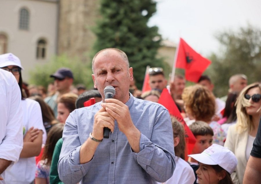 Të shtëna me armë zjarri në Peqin, në ngjarje i pranishëm edhe kryetari i bashkisë, Bukurosh Maçi