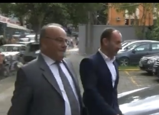Kryebashkiaku i Kuçovës Kreshnik Hajdari mbërrin në SPAK, shoqërohet nga avokati i tij
