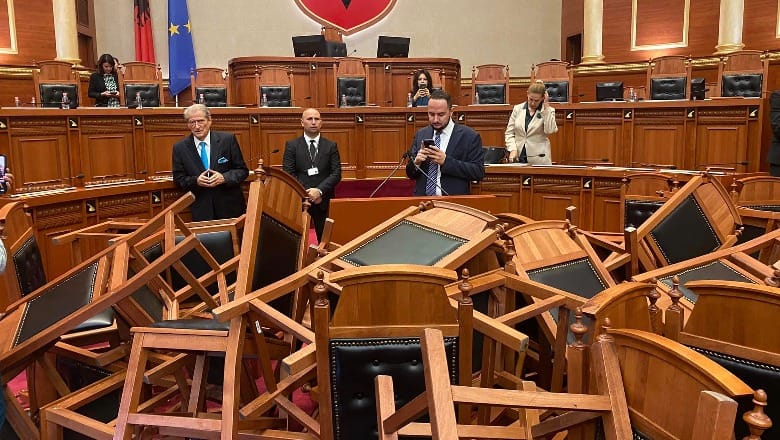 Deri kur të përfundojë greva për dhëndrin Parlamenti të kthehet në spitalin 5, po sikur Muli të martirizohet për hallin e Familjes Berisha