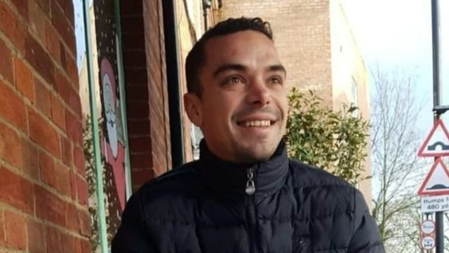 Kush është shqiptari që i dha fund jetës në “anijen-kamp” të azilkërkuesve në Angli! Flet e motra: Më tha se rojet i trajtojnë si kafshë