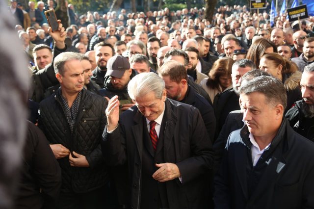 Ilir Meta dhe Gaz Bardhi braktisin Berishën në derë të burgut, Likja në prag arrestimi për vete, ka bërë letrat sikur është sëmurë