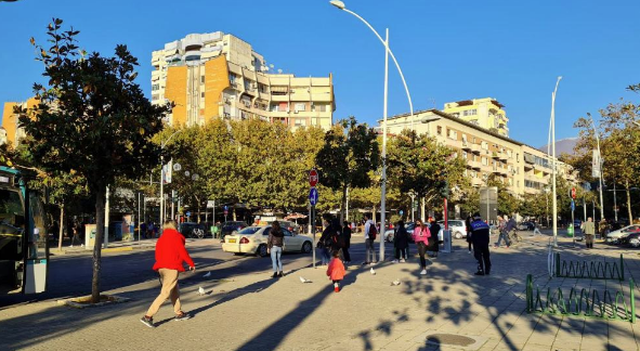 E rëndë! Një i moshuar bie nga pallati tek 9-katshet