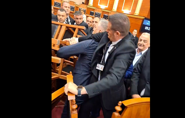 Plasin tensionet në kuvend, deputetët e PD përplasen fizikisht me gardistët