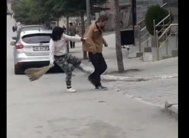 E pazakontë/Gruaja rreh ish-bashkëshortin ‘inxhinier’ në mes të Fierit!