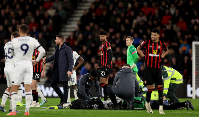 Panik në Premier League, kapiteni i ‘Luton’ bie pa ndenja në fushë, pezullohet ndeshja