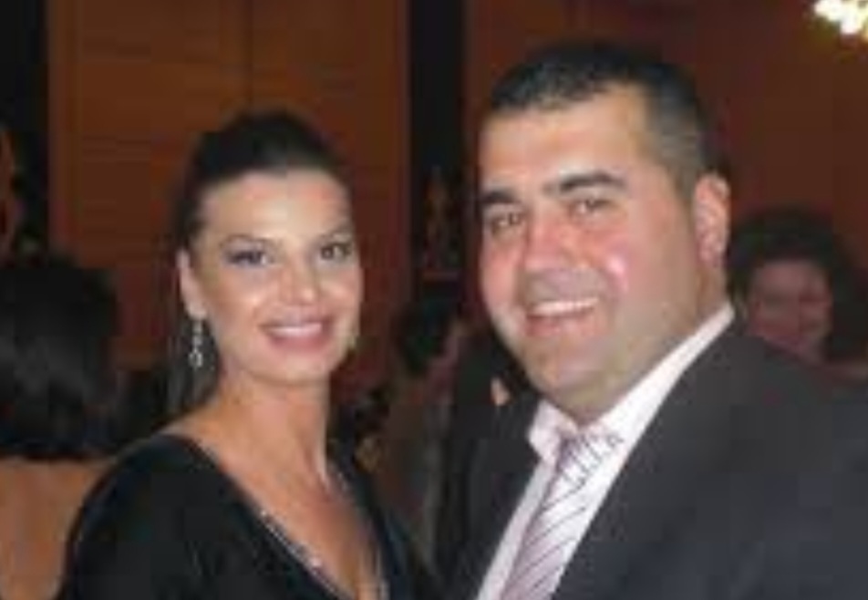 Njihuni me mashtruesin Elvis Mataj që po kërkon licencë për panele diellore, tufa e kompanive fantazmë që kontrollon nga Zvicra përmes klanit familjar, skemat zhvatëse dhe si i ka shpëtuar drejtësisë