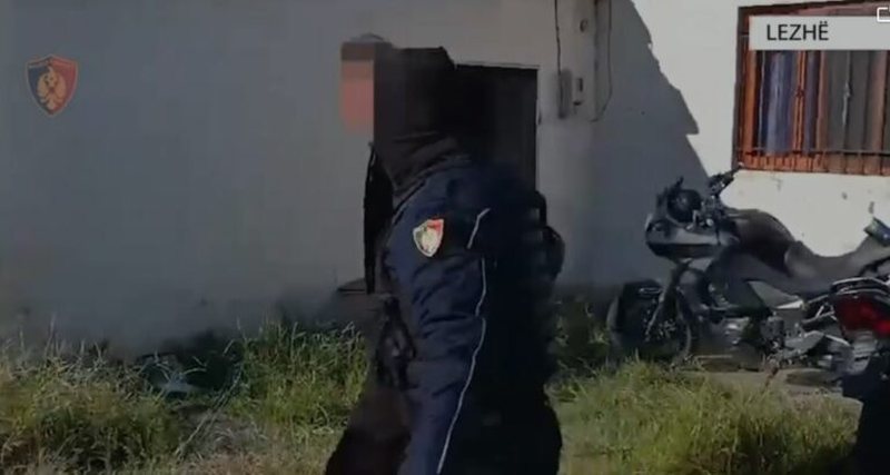 VIDEO/ Zbulohet baza e grupeve kriminale në Fushë Kuqe! Sekuestrohen eksplozivë, veshje kamuflazhi dhe motorë të vjedhur, pranga pronarit të banesës