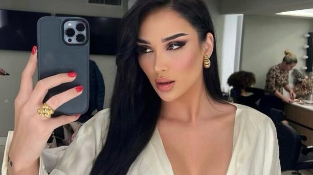 Erjola ‘çmend’ banoret me trupin e saj, zhvishet në bikini dhe futet në pishinë