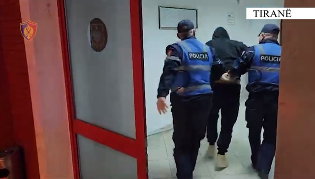 Parandalohet krimi në familje, arrestohet 46-vjeçari që rrahu edhe kërcënoi me sëpatë të vëllanë dhe gruan e tij