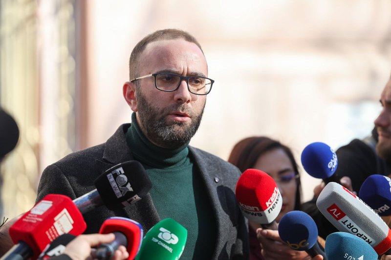 Deputetët demokratë i kërkojnë “llogari’ Bardhit për Federatën e Opozitës: Pse nuk na informove?