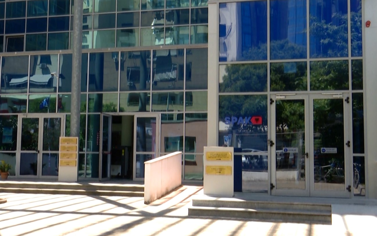 “Të kam dërguar një dhuratë”, zbardhen përgjimet e avokatëve që kërkuan 5 mijë euro për masë të lehtë sigurie