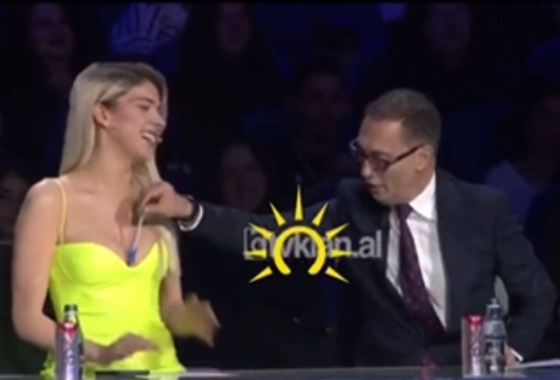 Adi Krasta harron dajakun e ’93, ngacmon seksualiasht Arilenën live. Sjellja e pahijshme e moderatorit që paguhet me para të pista nga TV Zeni
