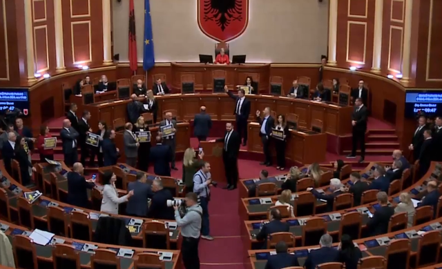 Nis seanca plenare në Kuvend, tensione nga deputetët e Opozitës