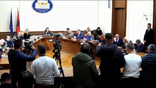 Nis me ‘përplasje’ mbledhja e Komisionit Hetimor për Shëndetësinë! Vokshi- Ndrecës: Të lutem mbylle…