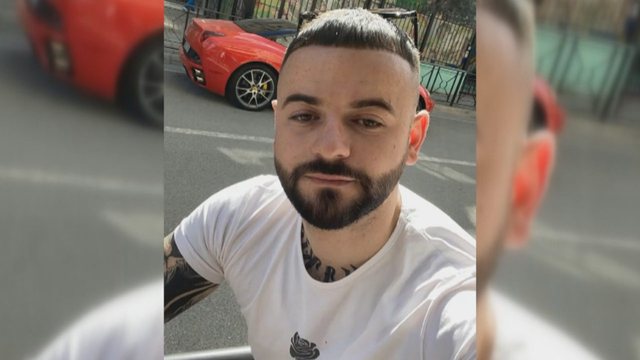 ‘Ledjan Alushaj më vrau djalin, i erdhi në funeral, i paguanim drekat’, flet nëna e Aleksandër Sadikaj: 3 ditë para djali u kishte blerë dhurata fëmijëve të Ledjanit (ia ka mbathur në Dubai pas krimit)