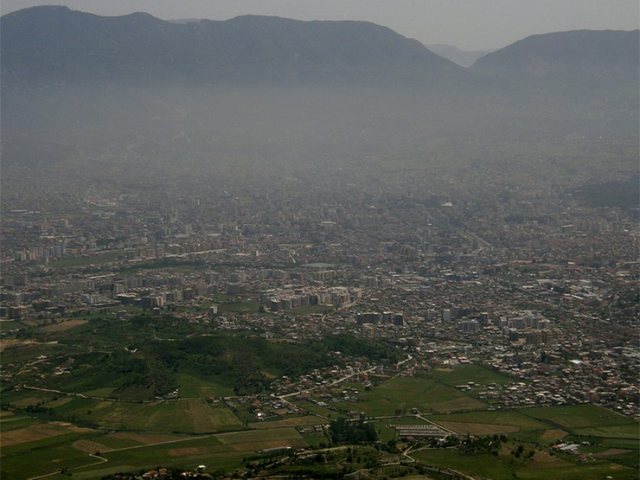 Shqipëria, e 7-ta më e ndotura në Europë, normat trefish mbi kufirin e OBSH-së