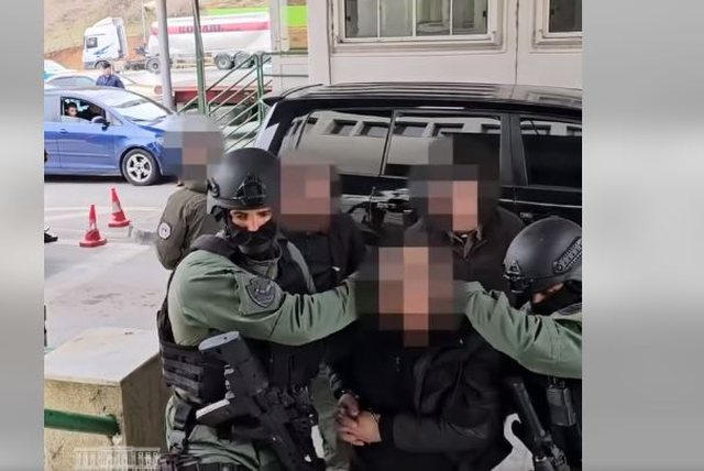 Nën masa të rrepta sigurie, ja momenti kur ekstradohet nga Kosova drejt Shqipërisë, Gëzim Çela