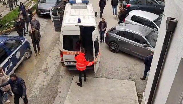 Të plagosurit nga shpërthimi në Lushnjë nisen drejt spitalit të Traumës në Tiranë