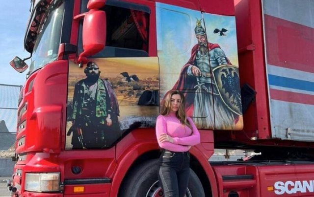 Kamionistja shqiptare në Itali që u kthye “hit” në internet: Italianët flirtojnë më shumë se shqiptarët, ja si reagoi polici kur më pa me kamion