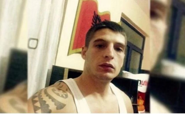 Kishte planifikuar vrasje? Brenda automjetit të “ushtarit” të Ervis Martinaj u zbuluan armë zjarri dhe bllokues valësh!