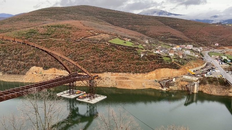 Vijon puna për vendosjen e urës më të madhe në Ballkan në Kukës nga Kastrati, 56 metra e lartë, peshon 5 mijë ton