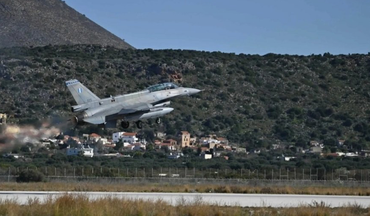 Rrëzimi i avionit F16, pjesë e forcave ushtarake greke/ Piloti gjendet në mes të detit, si është gjendja e tij