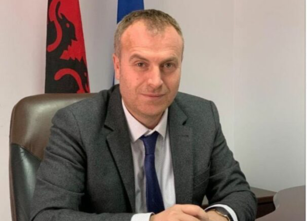 Dorëhiqet kryetari i Rithemelimit në Korçë