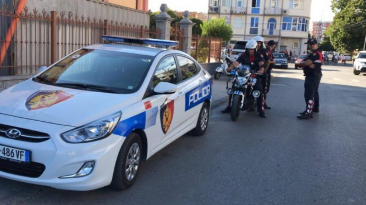 Incident në ndeshjen Kastrioti-Elbasani, tifozi godet punonjësin e policisë, detajet