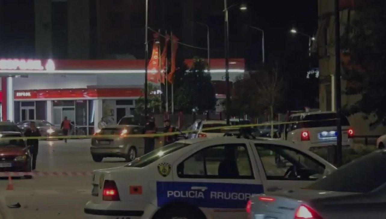 Fier/ 20-vjeçari me “Range Rover” përplas këmbësorin, ndërron jetë në spital