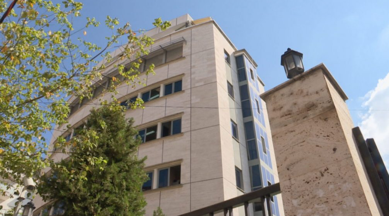EMRAT/ Ndërtuan vila me dokumente të falsifikuara, Prokuroria e Tiranës merr të pandehur 10 persona