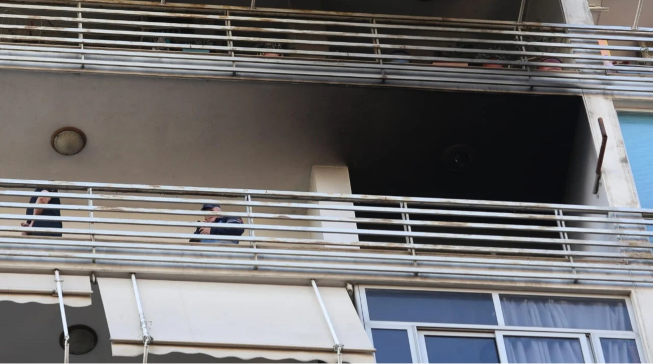 Apartamenti përfshihet nga flakët në Tiranë