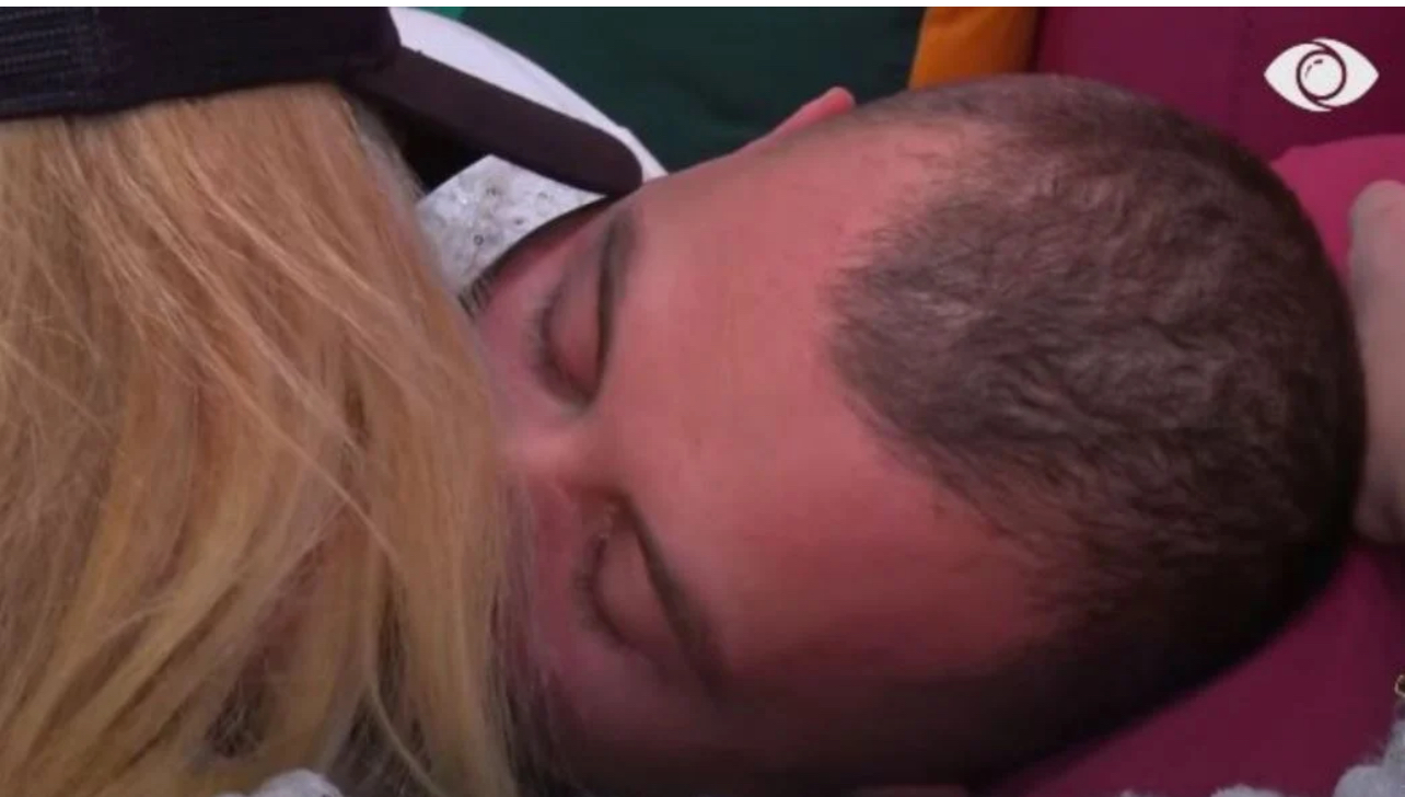 VIDEO/ Puthje pasionante në lavanderi, Romeo dhe Heidi u fshihen banorëve
