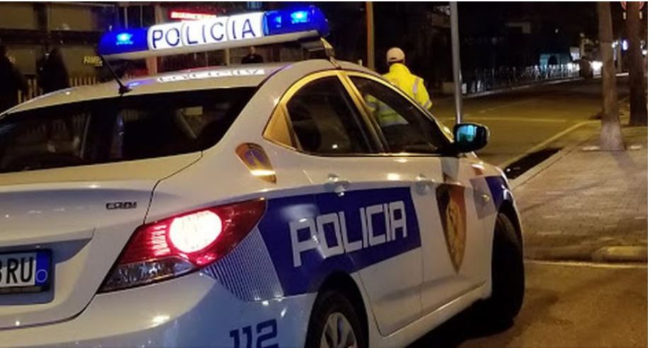E rëndë në Tapizë/ Foshnjën e sapolindur e futi në qese dhe e hodhi në lumë, arrestohet 42-vjeçarja