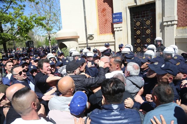 Tensione para Bashkisë! Rithemelimi përplaset me policinë, tentojnë të futen me forcë brenda godinës