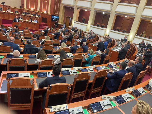 Deputetët e opozitës mbushin parlamentin me targën e makinës së motrës së Majlinda Bregut