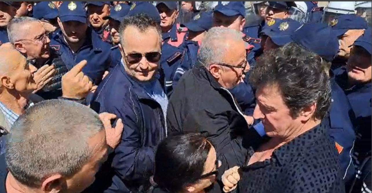 Çfarë nuk kapën kamerat gjatë protestës që u udhëhoq nga Sali Lushaj dhe Ilir Meta?! Vezët e mollët mbulojnë oborrin e Bashkisë( Foto+Video)