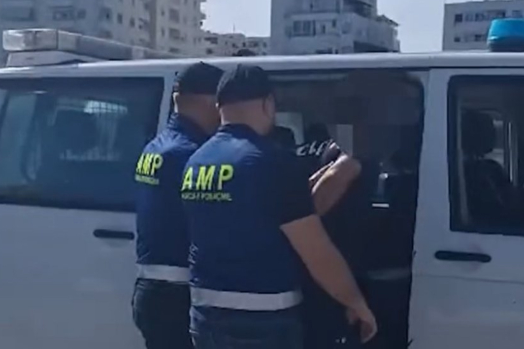 Shmangu kontrollin e një automjeti që po transportonte armë,arrestohet një punonjës policie në Portin e Durrësit