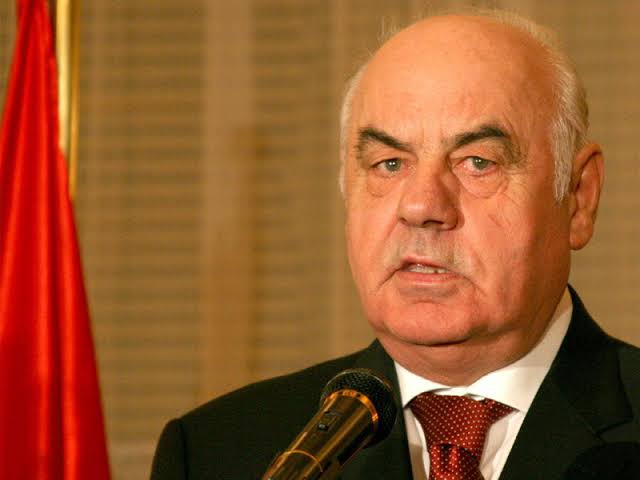 “Me rrogë nuk bëhet more djalë”/ Moisiu për Metën: Si e bëri pasurinë? Unë jam me një shtëpi që 52 vite…