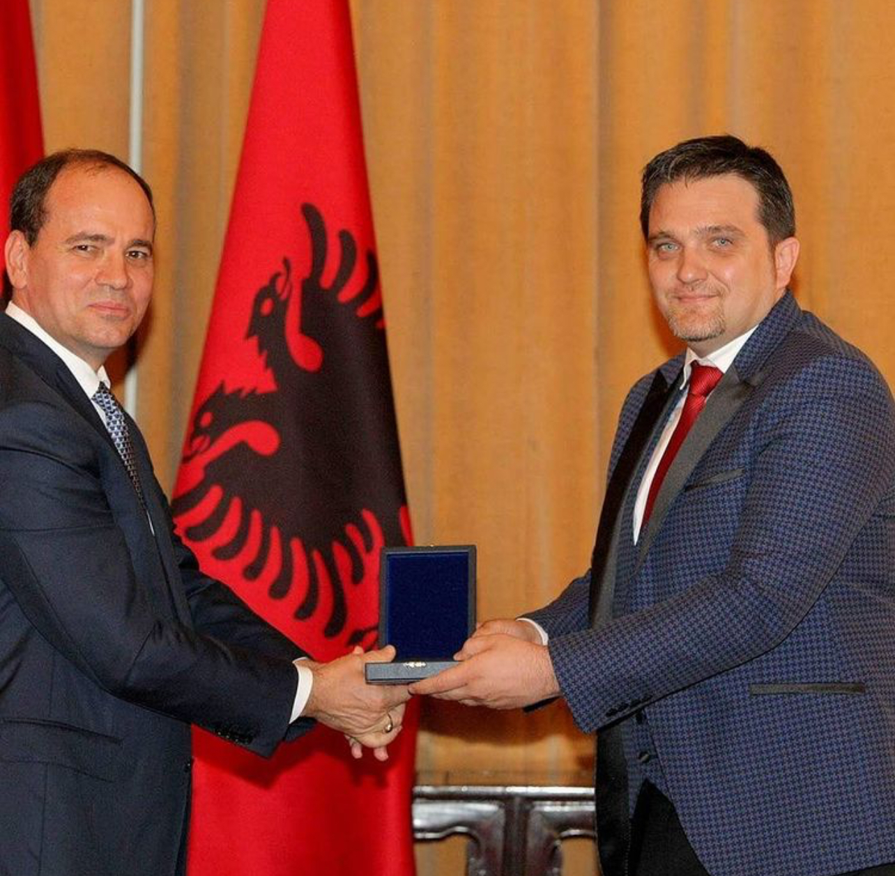 “35-vjeç ‘Mjeshtër i Madh’, turp kush ta ka dhënë, shko dorëzoje” – Aktorja i kujton Julian Dedës, titullin e dhënë nga Bujar Nishani
