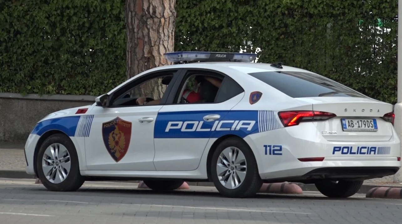 Iu gjetën 4 thika në lokalin pa licensë, arrestohet 52 vjeçari në Korçë