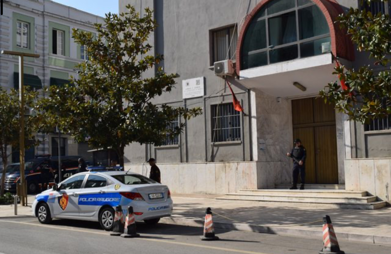 Tjetërsuan 152 mijë m2 tokë në Durrës, Gjykata lë në qeli ish-kreun e Kadastrës dhe 4 të tjerë! Kërkuan lehtësim të masës