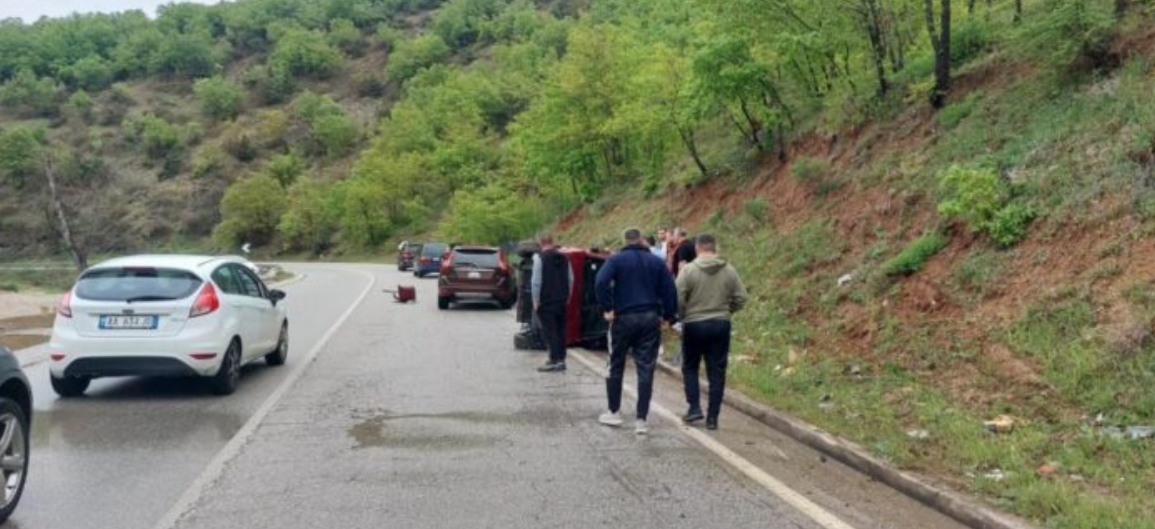Moti i keq, makina përmbyset në rrugë në Prrenjas