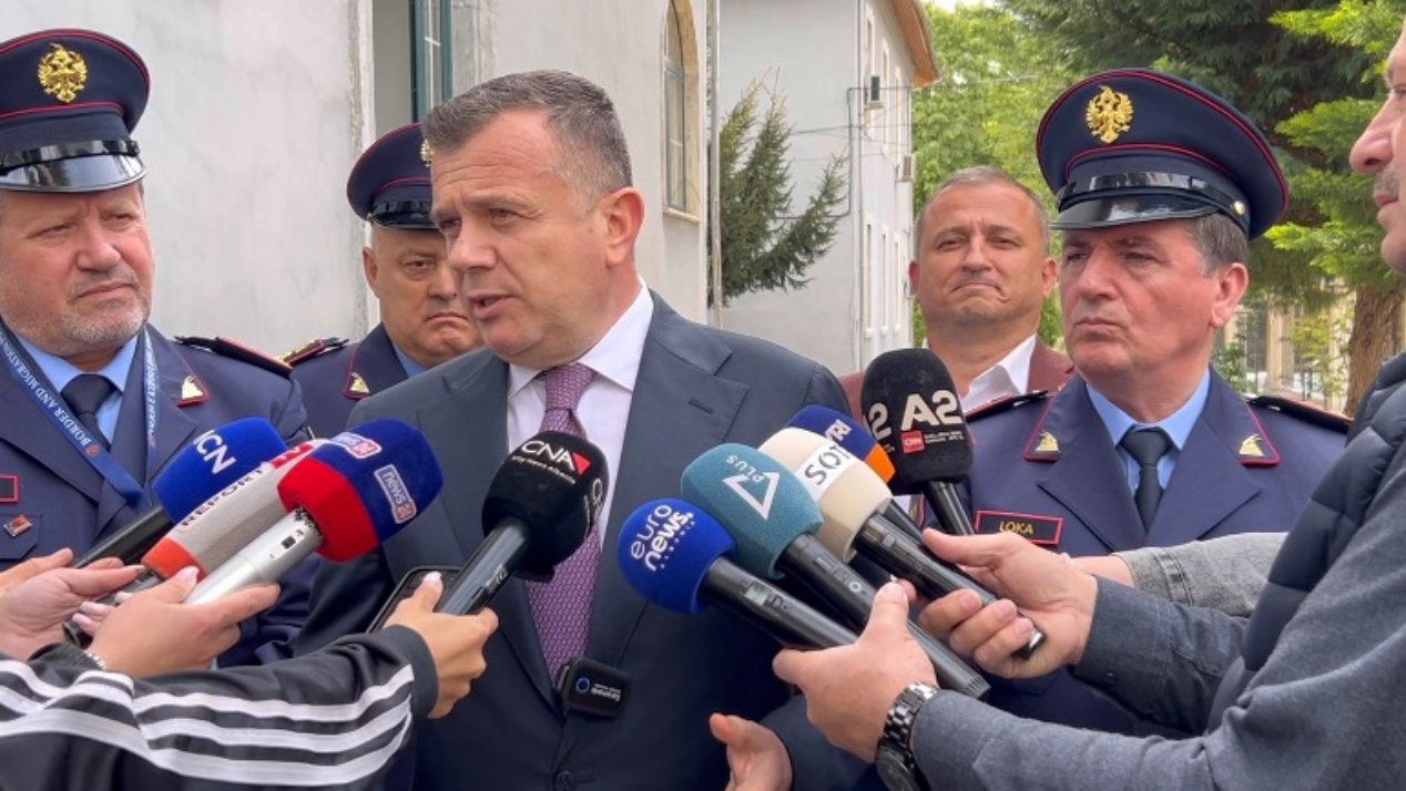 Molotovët te bashkia e Tiranës, Balla: Arsyen e dhanë vetë protestuesit, thirrën lironi liderin e opozitës