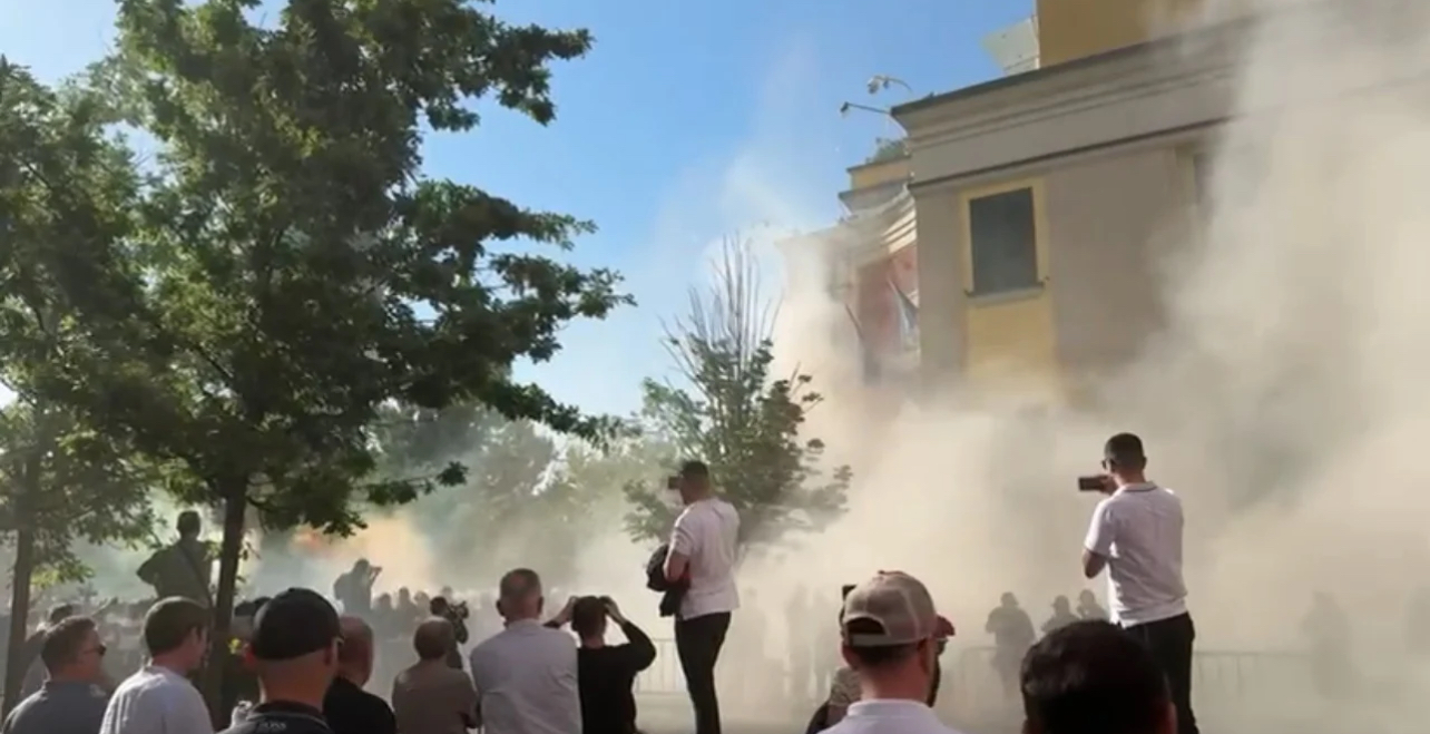 Tensionohet situata para Bashkisë së Tiranës, protestuesit hedhin molotov drejt policëve