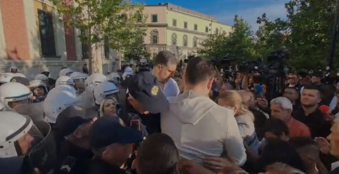 Protesta e Rithemelimit/ Klevis Balliu mbi kokat e policëve, tenton të thyejë kordonin para bashkisë së Tiranës