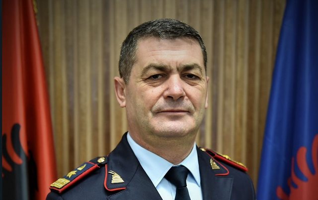 Kalon vettingun fshehurazi, krye polici Rebani Jaupi; pjesë e grupit “Metamorfoza Sky” me Pëllumb Gjokën dhe Oltion Bistrin