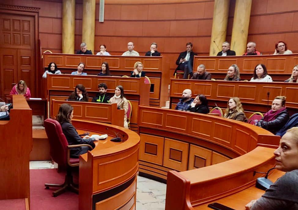 Investigimi/ Gratë janë shumicë në këshillat bashkiakë, por flasin vetëm burrat